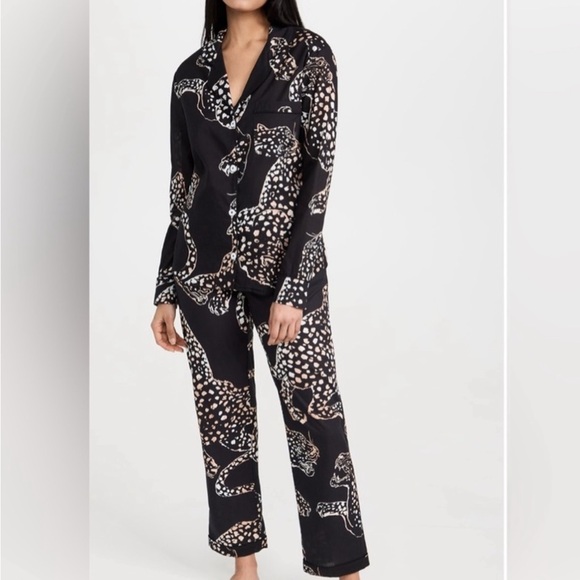 Desmond & Dempsey Other - Desmond & Dempsey Luxurious Women's Black Animal Print Pajama Set
